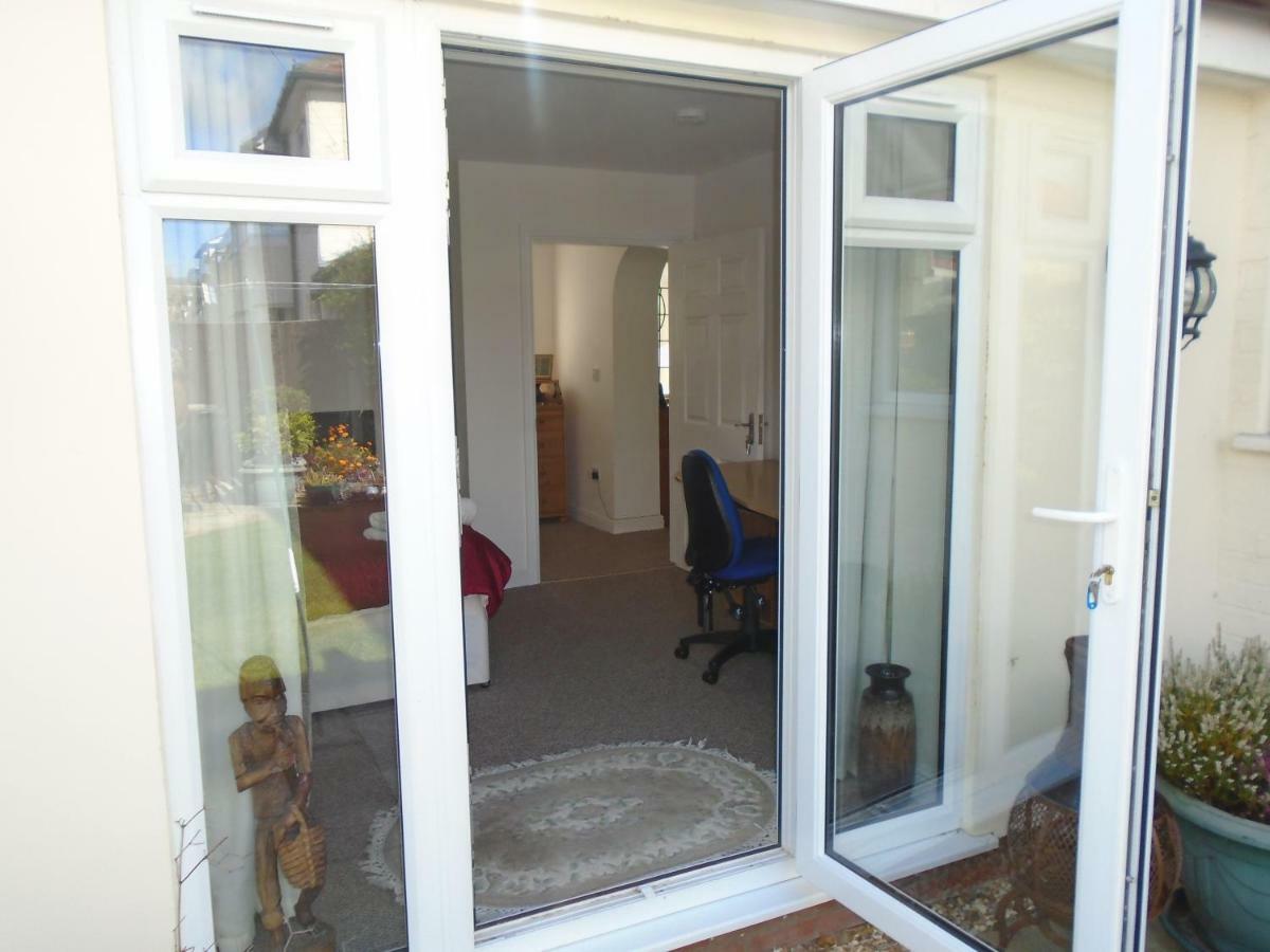 Tea In Liverpool - Private - Quiet - Ground Floor - En-Suite - Walk-In-Shower Esterno foto