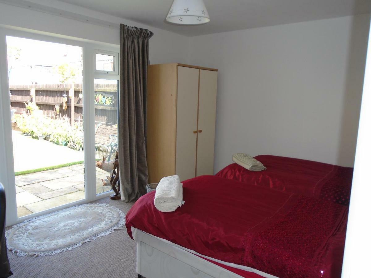Tea In Liverpool - Private - Quiet - Ground Floor - En-Suite - Walk-In-Shower Esterno foto