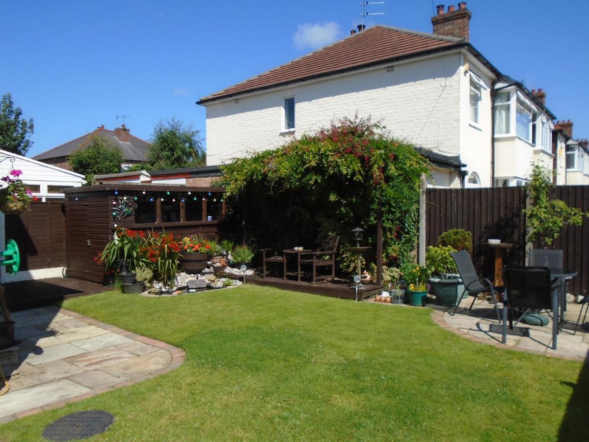 Tea In Liverpool - Private - Quiet - Ground Floor - En-Suite - Walk-In-Shower Esterno foto